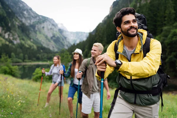 Groep Van Gelukkige Jonge Vrienden Genieten Van Buitenactiviteiten Samen — Stockfoto