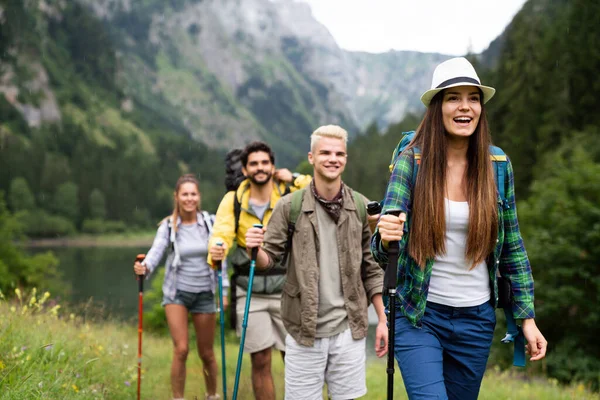 Groep Vrienden Met Rugzakken Trekking Excursie Berg Trekker Sport Wandel — Stockfoto