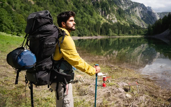Escursionista Uomo Con Zaino Bastoni Trekking Guardando Montagne Outdoor — Foto Stock