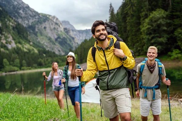 Grupo Amigos Jóvenes Forma Feliz Senderismo Trekking Juntos Naturaleza Aire —  Fotos de Stock