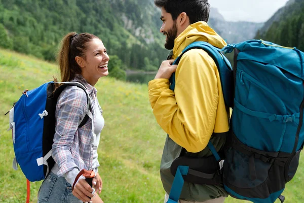 Caminar Con Amigos Muy Divertido Grupo Jóvenes Con Mochilas Trekking —  Fotos de Stock