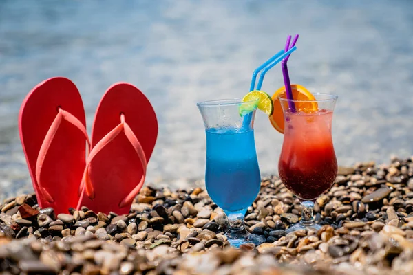 Twee Verse Tropische Sappen Cocktails Het Strand Zomervakantie Concept — Stockfoto