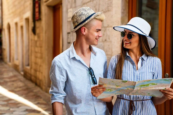 Feliz Casal Jovem Viajantes Segurando Mapa Mãos Desfrutando Férias Verão — Fotografia de Stock