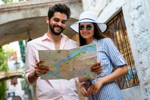 Happy Young Couple Travellers Holding Map Hands Enjoying Summer Vacation — 스톡 사진