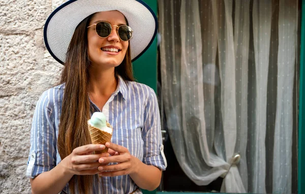 Schöne Glückliche Frau Mit Eis Während Eines Heißen Sommerurlaubs Menschen — Stockfoto