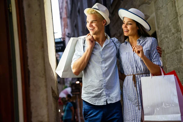 Modepaar Mit Einkaufstaschen Auf Der Straße Konsum Verkauf Kauf Einkauf — Stockfoto