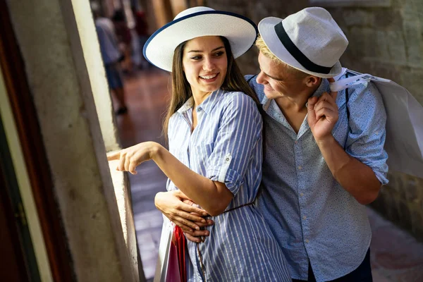 Porträt Eines Glücklichen Paares Mit Einkaufstaschen Menschen Verkaufen Konsumverhalten Urlaub — Stockfoto