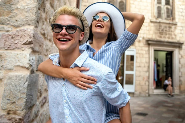 Romantisch Jong Gelukkig Toeristisch Koppel Liefde Genieten Van Zomervakantie Mensen — Stockfoto