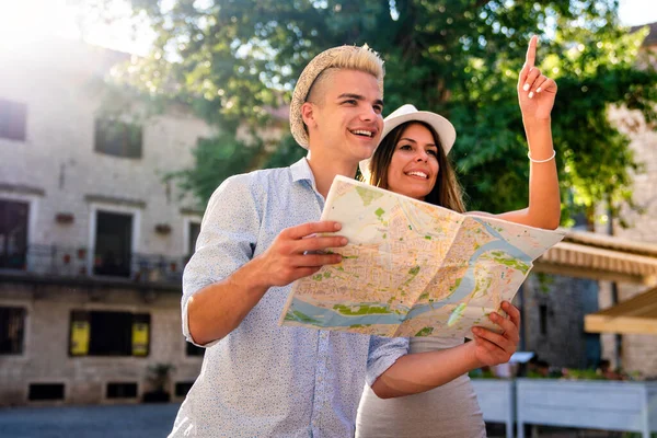 Glückliches Junges Paar Das Landkarte Händen Hält Und Gemeinsam Den — Stockfoto