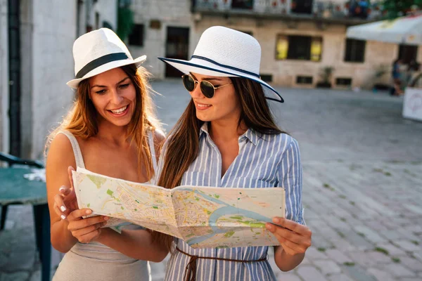 Gelukkige Groep Jonge Vrienden Studenten Genieten Van Sightseeing Tour Stad — Stockfoto