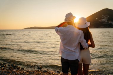 Plaj çifti romantik bir yolculuğa çıkıyor balayı tatili yaz tatili romantizmi.