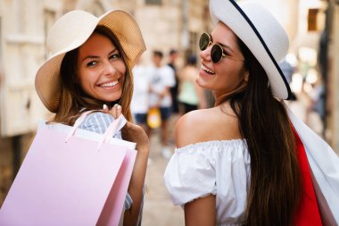 Mutlu kadın arkadaş yazın şehirde turist alışverişi
