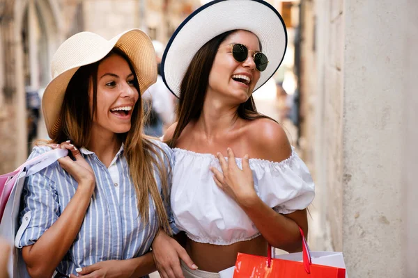 Vendita Turismo Concetto Persone Felici Belle Donne Con Shopping Bag — Foto Stock