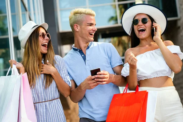 Gruppe Glücklicher Freunde Mit Handy Beim Einkaufen Freien — Stockfoto
