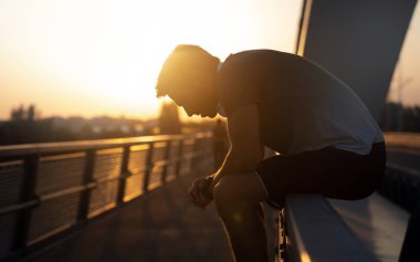 Yakışıklı genç adam eğitimden sonra kısa bir ara veriyor. Spor sporu insanları yaşam tarzı konsepti