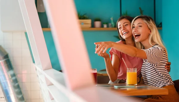 Retrato Mujeres Amigas Felices Pasando Rato Divertido Juntas Concepto Amistad —  Fotos de Stock