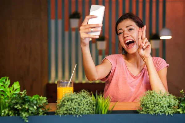 Retrato Joven Mujer Emocionada Feliz Haciendo Chat Vídeo Dispositivo Digital — Foto de Stock