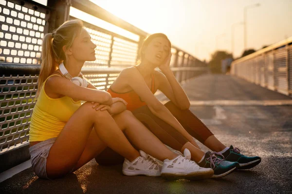 適切な友人のグループは 女性が一緒に屋外で運動 健康的なライフスタイルのコンセプトを — ストック写真