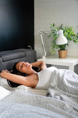 Mutlu kız, kollarını uzatarak uyanır sabah evde.