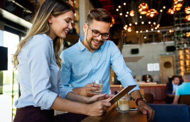 İş adamları teknoloji tabletinde çalışıyorlar genç online şirket takım çalışması konsepti.