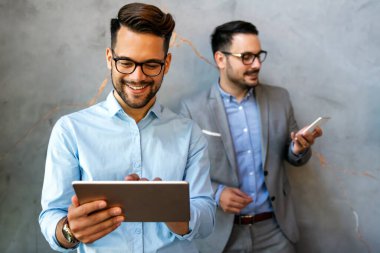 Bir yazılım geliştirme şirketinde çalışan programcı