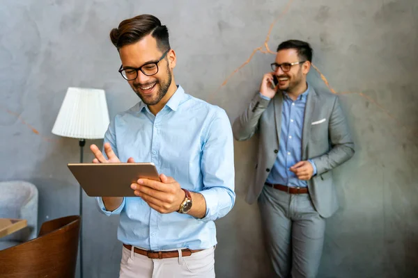 Diverse Zakenmensen Collega Lachen Plezier Met Digitale Gadgets Het Kantoor — Stockfoto