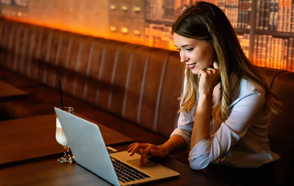 Happy Succesvolle Jonge Zakenvrouw Voor Bereiden Freelance Project Werken Laptop — Stockfoto