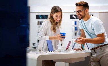 Mağazadan akıllı telefon alan mutlu gençler. Halk teknolojisi yeni kavram