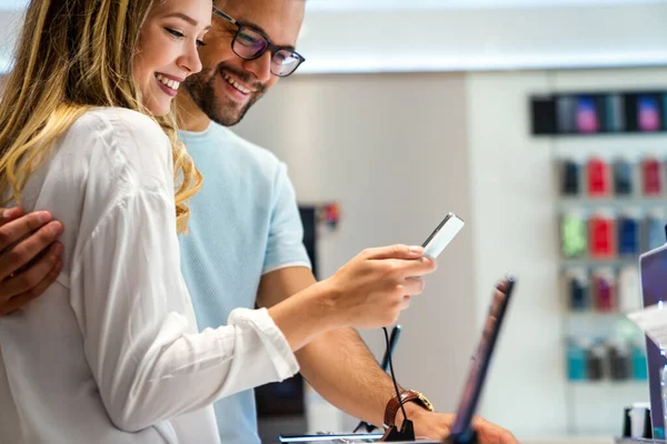 Jóvenes Felices Comprando Nuevo Smartphone Una Tienda Dispositivo Tecnología Personas —  Fotos de Stock