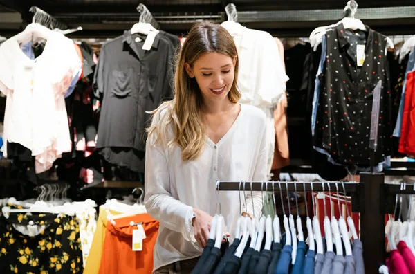 Retrato Bela Jovem Que Gosta Fazer Compras Loja Roupas Conceito — Fotografia de Stock