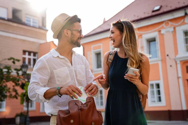 Feliz Joven Pareja Viajeros Con Mapa Divirtiéndose Vacaciones Juntos Concepto —  Fotos de Stock