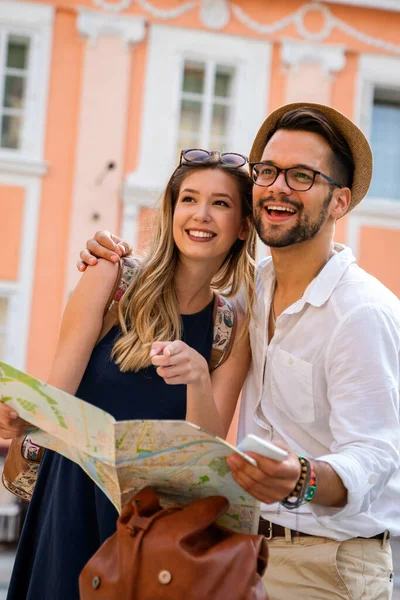 Glada Unga Par Resenärer Med Karta Har Roligt Semester Tillsammans — Stockfoto