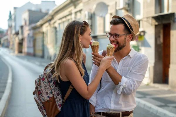 愛と友情の概念 笑顔の若いカップルが街で一緒に楽しみを持っている — ストック写真