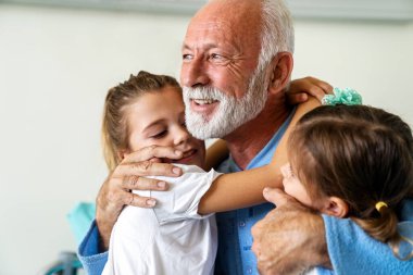 Büyük dedesi olan mutlu çocuklar birlikte eğleniyor ve gülüyor. Aile, destek, eğlence konsepti