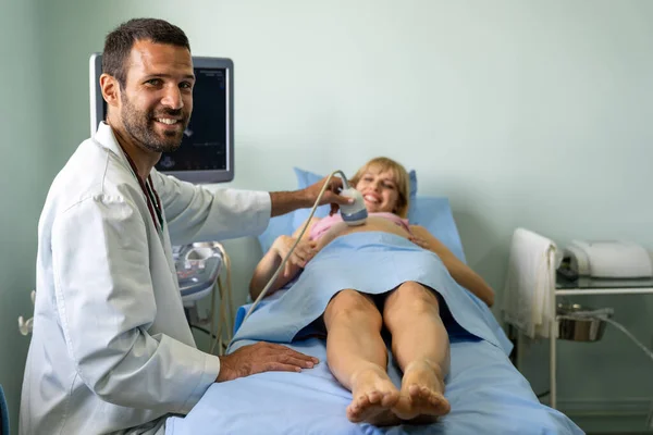 Obstetra Examinando Vientre Mujer Embarazada Por Ultrasonido Hospital Salud Ginecólogo —  Fotos de Stock