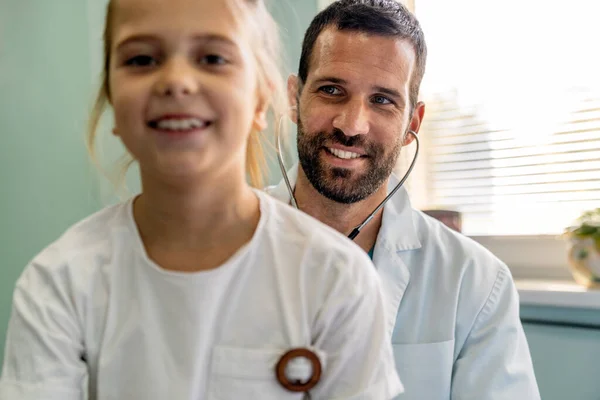 Jovem Médico Examinando Menina Com Estetoscópio Hospital Cuidados Saúde Criança — Fotografia de Stock