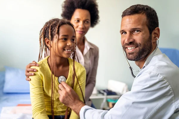 Een Mannelijke Dokter Die Een Kinderpatiënt Onderzoekt Een Ziekenhuis Gezondheidszorg — Stockfoto