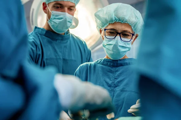 Sebészek Csoportja Műtőben Akik Kórházban Készülnek Műtétre — Stock Fotó
