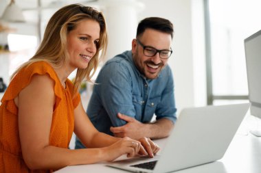 IT şirketinde işbirliği yapan programcılar uygulama geliştiriyor