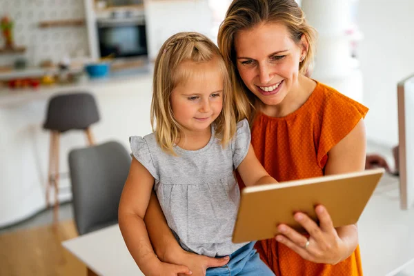 Concepto Educación Línea Familiar Tecnología Dispositivos Digitales Familia Joven Feliz — Foto de Stock