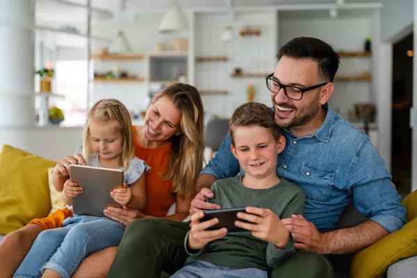 快乐的年轻家庭 在家里玩的开心 有孩子的父母使用数字设备 教育为人父母的幸福概念 — 图库照片