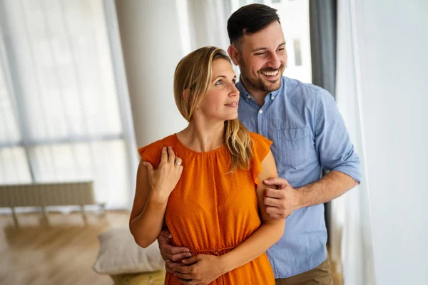 Retrato Pareja Joven Amorosa Abrazándose Pasando Tiempo Romántico Juntos —  Fotos de Stock