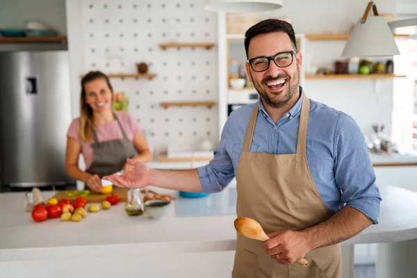 Jovem Casal Feliz Está Desfrutando Preparando Refeição Saudável Sua Cozinha — Fotografia de Stock
