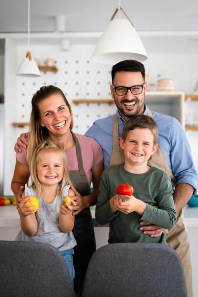 Счастливая Молодая Семья Готовит Здоровую Пищу Вместе Кухне Люди Счастье — стоковое фото