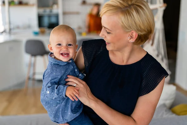 Glad Harmonisk Familj Inomhus Porträtt Vacker Mor Med Söt Baby — Stockfoto