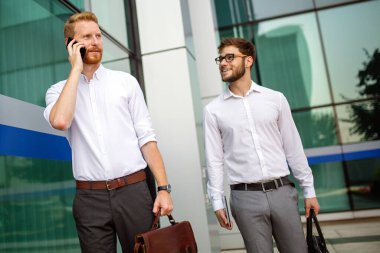 Dışarıda yürüyen iki başarılı iş adamı. İş, arkadaşlık, iletişim konsepti