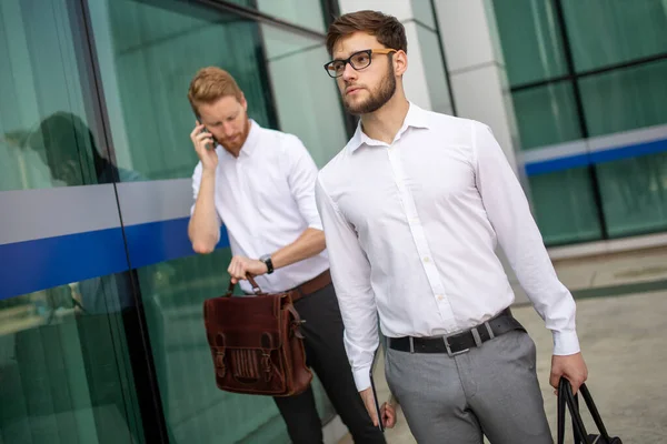 Twee Succesvolle Zakenmannen Die Buiten Lopen Zakelijk Vriendschap Communicatie Concept — Stockfoto