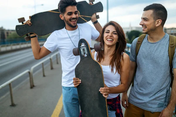 Ομάδα Χαρούμενων Φίλων Παρέα Και Απολαμβάνοντας Skateboard Εξωτερικούς Χώρους — Φωτογραφία Αρχείου