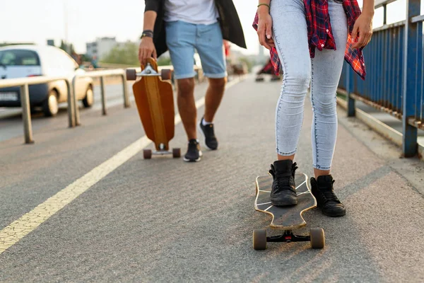 Retrato Adolescentes Felizes Divertindo Enquanto Dirigem Uma Longa Prancha Cidade — Fotografia de Stock