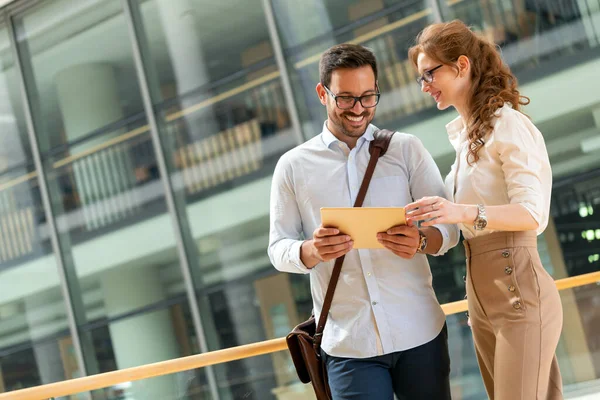 Compañeros Negocios Felices Oficina Moderna Trabajando Juntos Usando Tableta —  Fotos de Stock